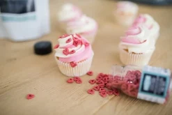 Hot BrandNewCake Confetti Open Hartjes Rood 50gr.